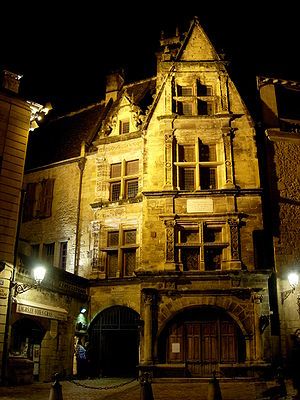 300px-Sarlat-medieval-city-by-night-13.jpg