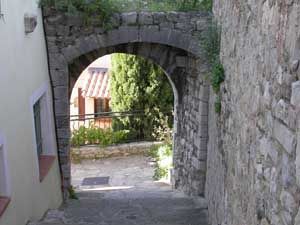 village-porte-place-tour-sarrasine.jpg