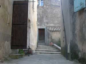 village-rue-face-groupe-revestois.jpg