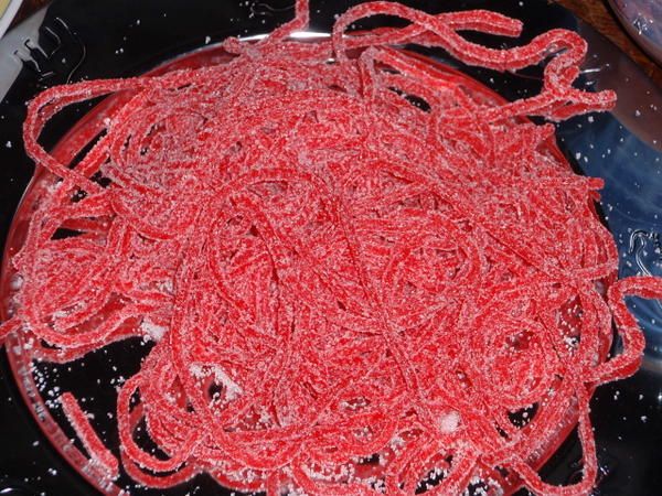 Un petit spaghetti bonbon en attendant le dîner, servez-vous