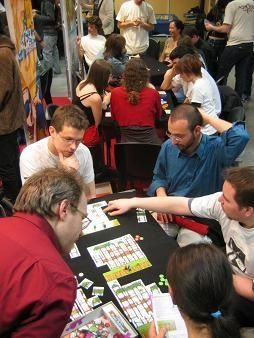 http://idata.over-blog.com/0/00/53/43/div/cr/2006/t2/2006-04-21-gencon/gencon_2006__037.jpg