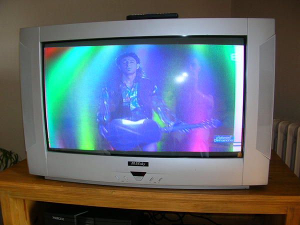 Brun] Problème TV Bluesky : couleur vert violet et cercle. [résolu]