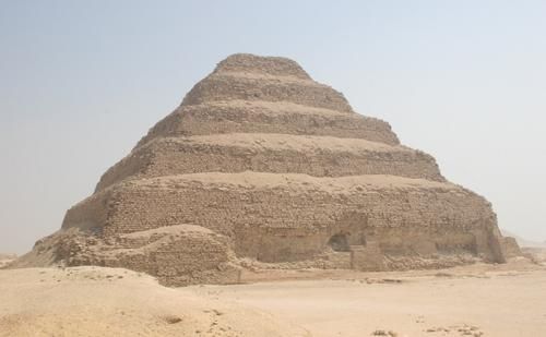 103_la_pyramide___degr_s_du_roi_djeser_hauteur_60m_base_120x109.jpg
