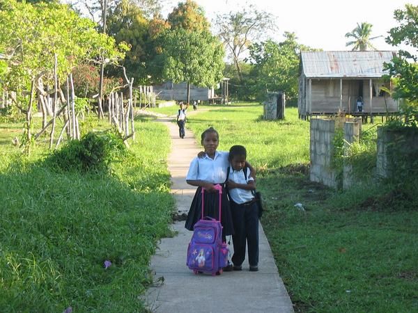 3-nic-07-020-deux-enfants-vont----l---cole.jpg