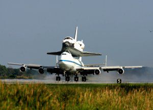 Discovery regagne la Floride à dos de B-747