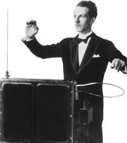 Léon Theremin aux commandes de son instrument