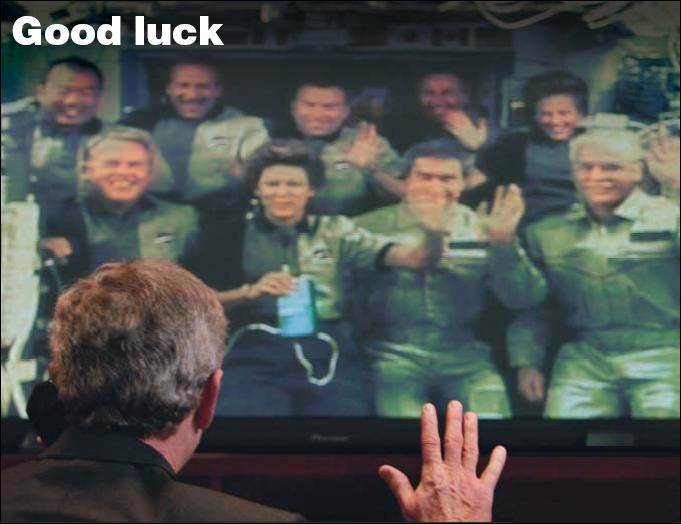 Le Président George W.BUSH souhaite "good luck" aux astronautes