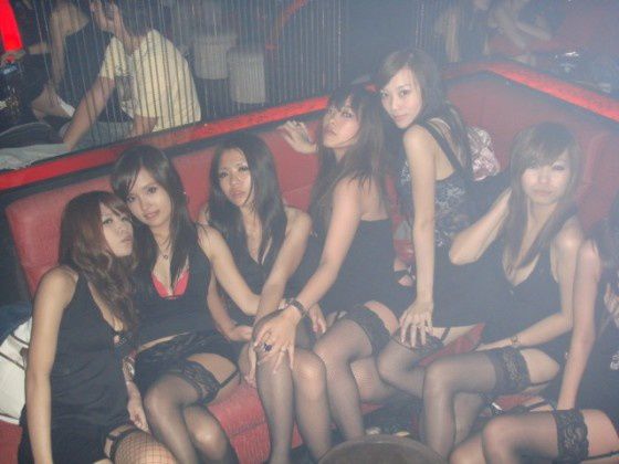 dirty-chinese-girls-black-lingerie-12-560x420