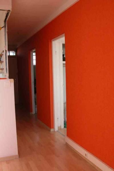 oui c'est de l'orange, sur la gauche vous voyez la découpe du mur pour que le canapé passe, il faut aranger tout cela maintenant