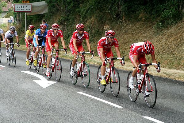La classe, Mickaël emmené par ses 5 équipiers ! El Farès, Demaret, Moncoutié, Monier et Taaramae sont à la planche à la sortie d'Oussiat (ravitaillement).