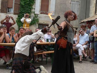 Un tir de "Bouche à feu" dans les ruelles de l'ancienne cité médiévale de Châteauneuf-en-Auxois... http://medieval-moyen-age.net