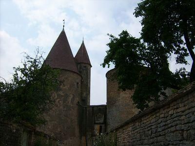 Le superbe château médiéval de Châteauneuf-en-Auxois http://medieval-moyen-age.net