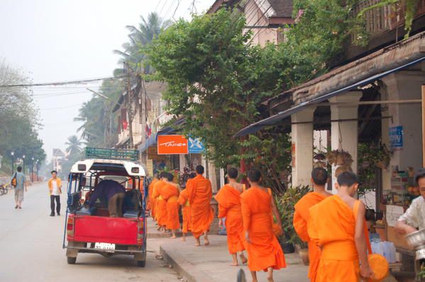 Les moines dans la rue principale de Luang Prabang