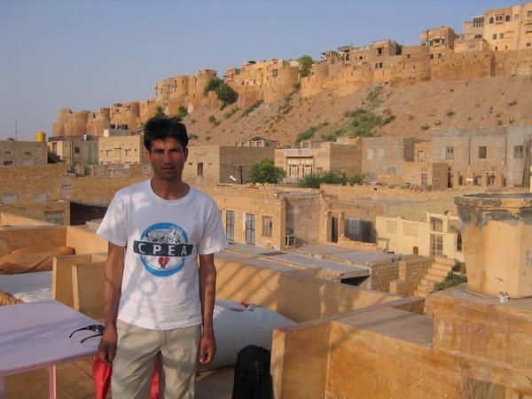Le fort de Jaisalmer en arrière avec ses couleurs ocres