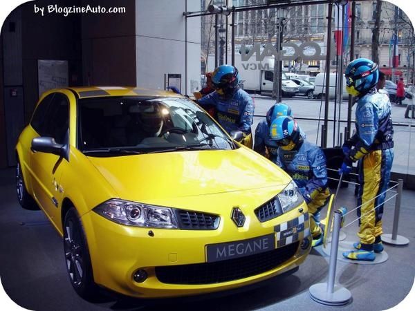 La Mégane en plein ravitaillement ! Cette action fait passer un message aux consommateurs, vous l'aurez compris ! La Mégane en plein ravitaillement ! Cette action fait passer un message aux consommateurs, vous l'aurez compris !