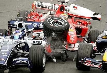 Premier virage et déjà deux pilotes en moins : Massa et Rosberg. Un peu plus loin, Trulli subira le même sort