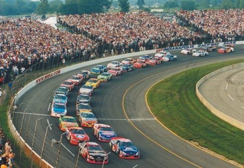 Les courses de Nascar sont réputées pour leurs accidents spectaculaires. Sous le capot se cache un V8 de presque 800 ch ! Les courses de Nascar sont réputées pour leurs accidents spectaculaires. Sous le capot se cache un V8 de presque 800 ch !
