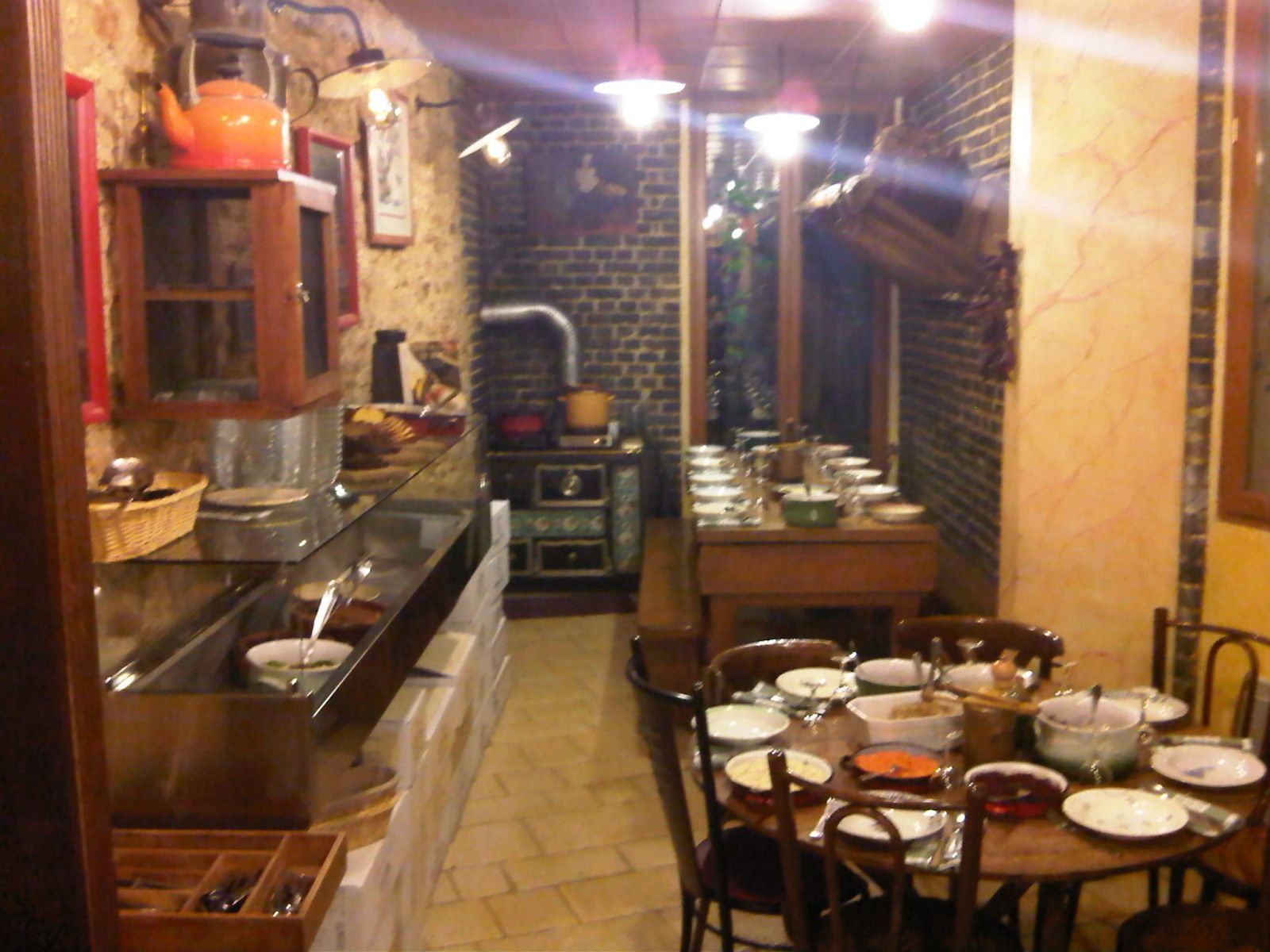 Tables et poele à la cave de l'Os à moelle