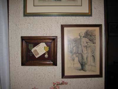 Les médailles avec la carte de pupille de la nation de belle-maman et un portrait au crayon de Jacques Bardin
