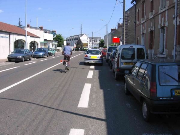 http://idata.over-blog.com/0/08/17/20/46-gambetta-stationnement-en-double-file-cycliste-en-danger2..jpg