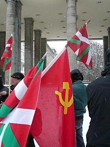 Drapeaux-Basques-et-Communistes-Berlin-2010-manifestation-R.jpg