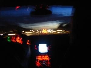 Une voiture, la nuit