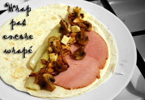 Couper les tranches de jambon en 2, et la mozza en dès.