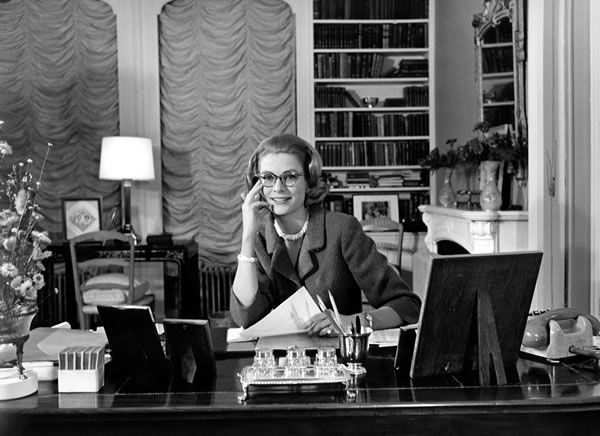 Grace-Kelly-bureau1960.jpg