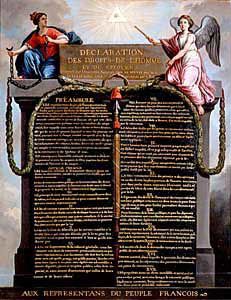 Déclaration des Droits de l’Homme et du Citoyen Le décor, notamment les fers brisés, le triangle maçonnique de l’égalité, la pique et le bonnet phrygien, est caractéristique d’une phase plus radicale de la Révolution. style= © Photothèque des musées de la Ville de Paris