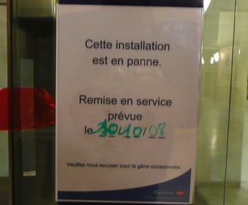RER E - L'affichette SNCF annonce une nouvelle date de mise en service de l'ascenseur voies 51-53 Magenta