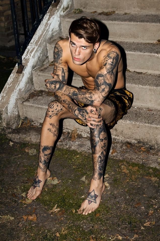 jeune-homme-nu-avec-des-tatouages.jpg