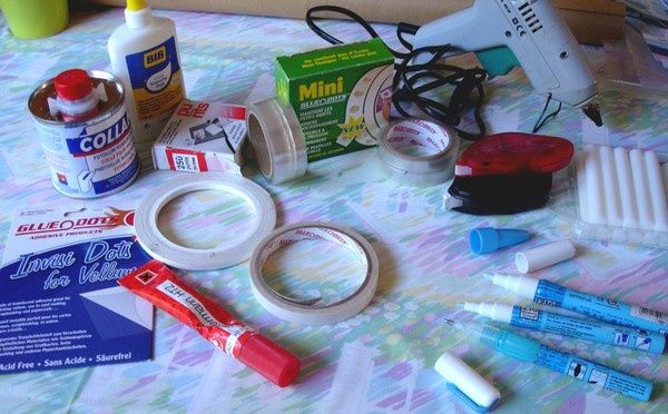 les-colles-pour-scrapbooking.jpg