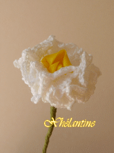 animation-fleur-au-crochet-coeur-jaune.gif