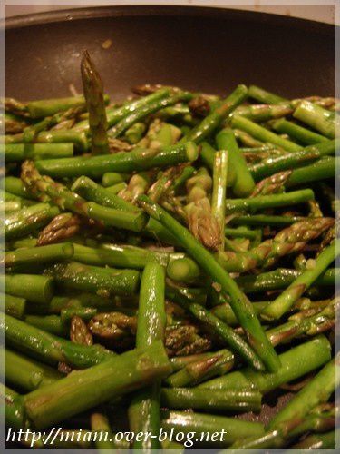 Poêlée de petites asperges vertes et cueillette d'asperges des bois - Dans  la cuisine des frangines !