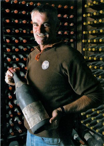 Daniel COULON, du Domaine de Beaurenard, exhibe fièrement un double magnum de 1967 dans sa cave de vieillissement