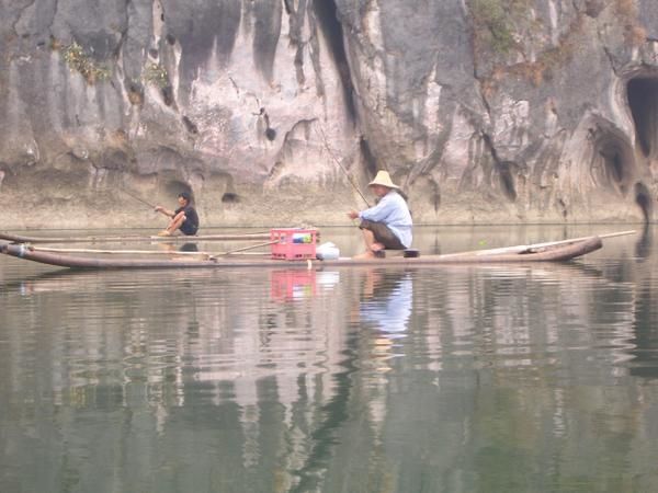 Pêcheurs sur bateaux en bambou