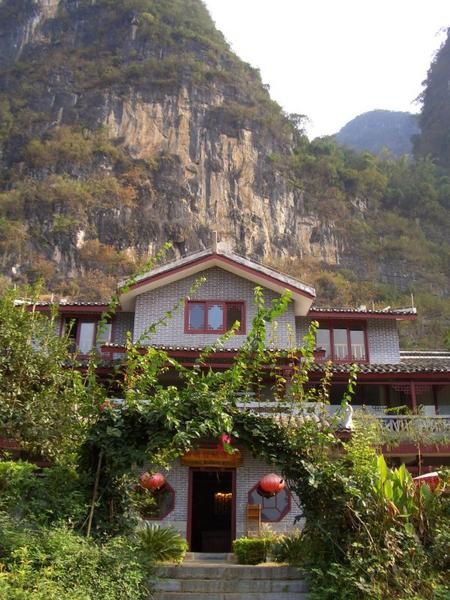 Vue de la guesthouse Yangshuo Mountain Retreat depuis la berge du Yu Long