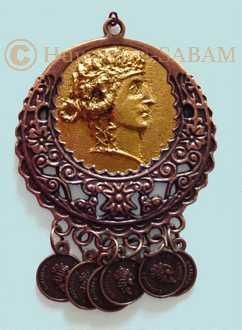 Cadeau d'art pour boutique de musée: présentaion sous forme de bijou d'une copie d'une monnaie antique - Arts et sculpture: sculpteur, artisan d'art