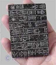 Copie d'oeuvre d'art: tablette d'écriture cunéiforme (Sumer), finition basalte - Arts et sculpture: sculpteur, artisan d'art