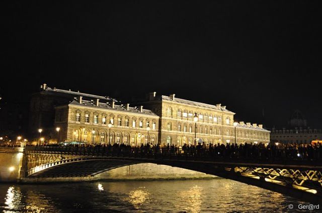 Paris-Nuit-Blanche-2010---La-Seine---Hotel-Dieu-c-Ger-rd-.jpg