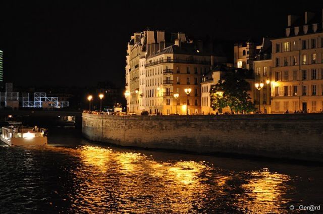 Paris-Nuit-Blanche-2010---La-Seine---l-Ile-St-Louis-2-c-Ge.jpg