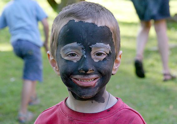 photo portrait d'un enfant maquillé en noir, photo dominique houcmant aka goldo graphisme