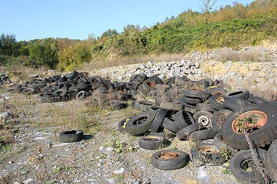 photo d'un dépôt sauvage de pneus usagés, photo dominique houcmant aka goldo graphisme