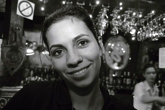 portrait de femme : Alina, Bucarest, photo du visage d'une fille, photo dominique houcmant aka goldo graphisme