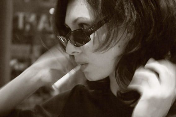 photo d'une fille fumant une cigarette filtre, photo dominique houcmant aka goldo graphisme