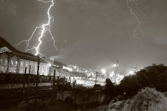 photo d'orage sur le site du haut-fourneau de Cockerill-Sambre (Arcelor) à Ougrée - Blast Furnace, photo dominique houcmant aka goldo graphisme