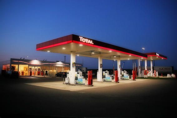 station service Fina, Hesbaye, photo de nuit, photo dominique houcmant aka goldo graphisme
