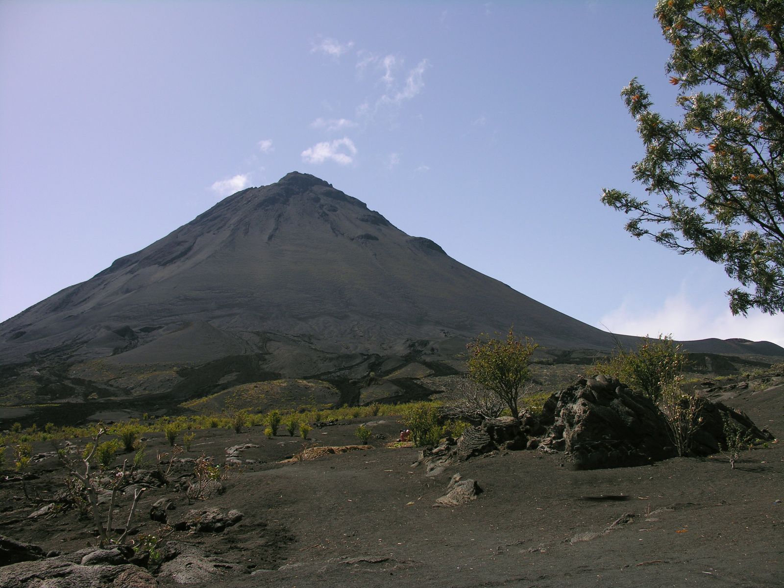 http://idata.over-blog.com/0/16/20/82/la-licorne/escales-n-1-et-2/Cap-Vert/Fogo-Brava/Cv-Fogo-Jairzon-Gd-Pico-33.jpg