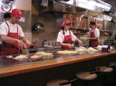 Okonomiyaki d'Hiroshima au restaurant