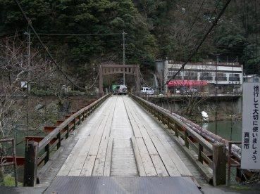 un pont suspendu pour rejoindre un hôtel de luxe